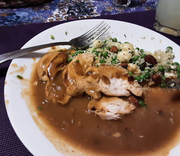 Poulet avec sauce et Couscous Israélien aux petits pois